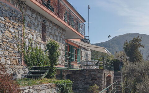 Villa Pia Con Piscina a Recco: Proprietà, Casa, Costruzione, Architettura, Parete, Immobiliare, Montagna, Area Rurale, Roccia, Facciata