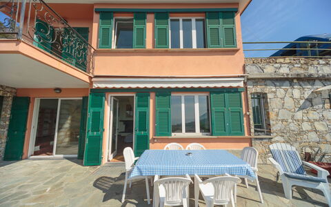 Villa Pia Con Piscina a Recco: Proprietà, Casa, Costruzione, Immobiliare, Casa, Camera, Appartamento, Facciata, Architettura, Finestra