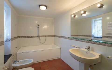Villa Pia Con Piscina a Recco: Specchio, Idraulico Fixture, Lavello, Rubinetto, Proprietà, Bianca, Vasca Da Bagno, Bagno, Lavandino Del Bagno, Azzurro