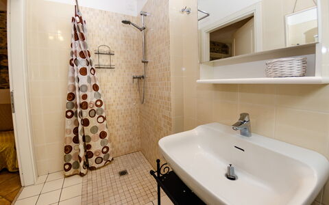 La Piccola Margherita: Bagno, Proprietà, Camera, Piastrella, Rubinetto, Interior Design, Parete, Idraulico Fixture, Immobiliare, Casa