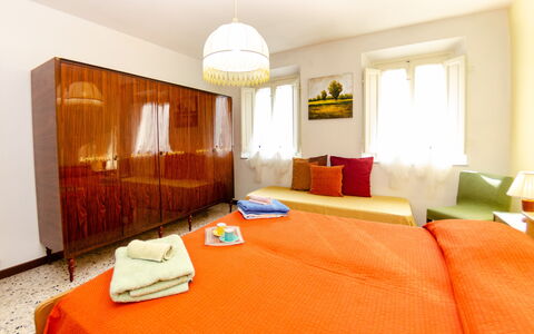 La Piccola Margherita: Camera, Camera Da Letto, Mobilia, Proprietà, Letto, Interior Design, Arancia, Lenzuolo, Suite, Costruzione
