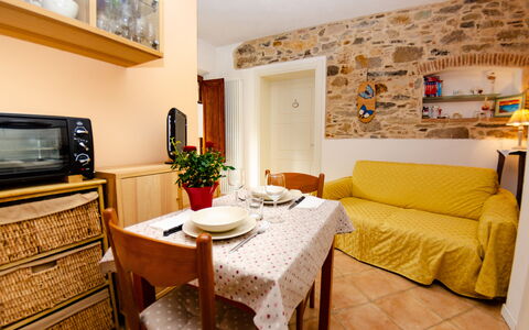La Piccola Margherita: Camera, Mobilia, Proprietà, Soggiorno, Interior Design, Giallo, Costruzione, Tavolo, Immobiliare, Casa