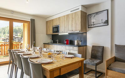 T-Resort la Tzoumaz 4P10 900.4: Tavolo, Mobilia, Sedia, Divano, Legna, Interior Design, Cucina, Controsoffitto, Pavimento, Finestra