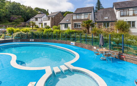 Villa Gallery: Acqua, Nube, Cielo, Costruzione, Finestra, Piscina, Pianta, Azzurro, Albero, Mobili Da Esterno
