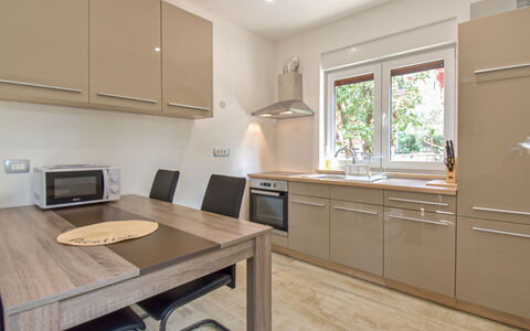 Romina: Mobilia, Cucina, Controsoffitto, Elettrodomestico Da Cucina, Interior Design, Cabinetry, Pavimentazione, Legna, Apparecchio Major, Pavimento