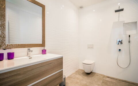 Minimal: Bagno, Camera, Proprietà, Viola, Interior Design, Piastrella, Pavimento, Vasca Da Bagno, Costruzione, Soffitto