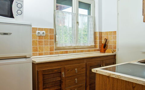 Vilma: Cabinetry, Mobilia, Mobiletto Del Bagno, Finestra, Costruzione, Bianca, Controsoffitto, Legna, Idraulico Fixture, Interior Design