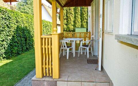 Vilma: Pianta, Costruzione, Sedia, Legna, Interior Design, Shade, Portico, Erba, Albero, Immobiliare