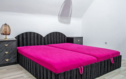 Vilma: Mobilia, Comfort, Telaio Del Letto, Rettangolo, Tessile, Viola, Costruzione, Illuminazione, Legna, Interior Design