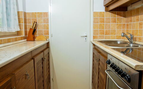 Vilma: Cabinetry, Costruzione, Proprietà, Lavello, Lavandino Della Cucina, Rubinetto, Controsoffitto, Idraulico Fixture, Cucina, Finestra