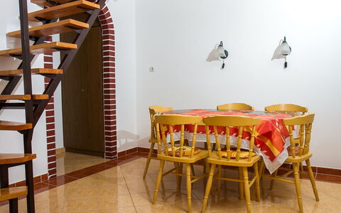 Vilma: Tavolo, Mobilia, Proprietà, Sedia, Legna, Costruzione, Interior Design, Pavimento, Pavimentazione, Latifoglie