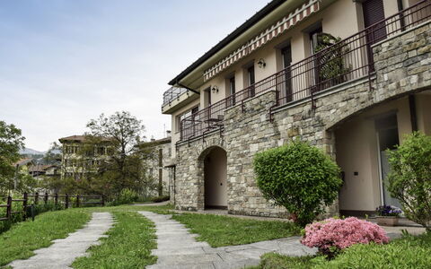 Achillea: Pianta, Cielo, Costruzione, Finestra, Albero, Casa, Lotto, Porta, Erba, Zona Residenziale