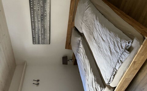 Am Lee: Legna, Camera Da Letto, Pavimentazione, Pavimento, Bedding, Lenzuolo, Interior Design, Biancheria, Letto, Camera