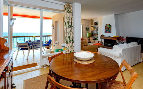 Acuario: Camera, Proprietà, Mobilia, Sala Da Pranzo, Costruzione, Interior Design, Tavolo, Immobiliare, Casa, Pavimento
