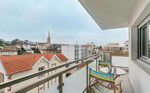 Arcachon 248: Cielo, Finestra, Costruzione, Nube, Urban Design, Legna, Zona Residenziale, Tetto, Città, Facciata