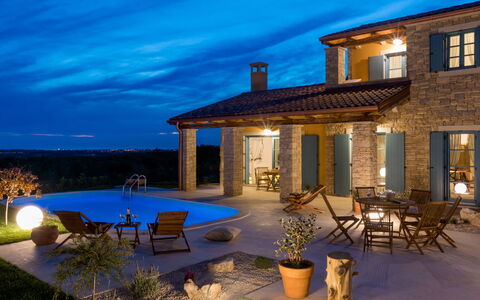 Villa Figlica: Acqua, Proprietà, Finestra, Piscina, Costruzione, Pianta, Azzurro, Shade, Albero, Architettura