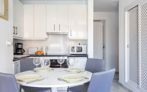 Atalaya Rio Verde: Camera, Bianca, Mobilia, Interior Design, Proprietà, Costruzione, Cucina, Soffitto, Controsoffitto, Pavimento