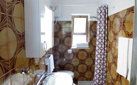 Il Piccolo Nocelleto: Bagno, Camera, Proprietà, Interior Design, Tenda, Pavimento, Parete, Casa, Piastrella, Immobiliare