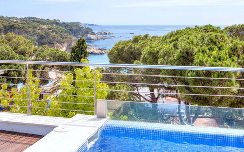 Crystal: Acqua, Cielo, Pianta, Proprietà, Piscina, Nube, Costruzione, Natura, Azzurro, Recinzione