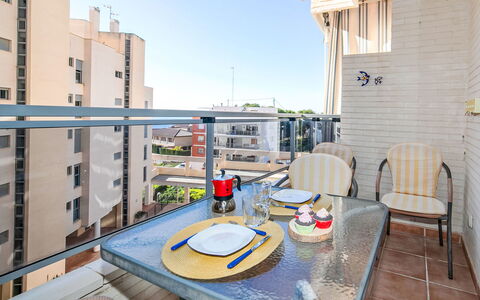 Plaza Mayor: Appartamento, Balcone, Condominio, Sedia, Bicchiere, Shade, Cucina & Sala Da Pranzo Tavolo, Hotel, Attico