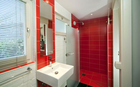 Bungalowpark Landsrade: Rosso, Idraulico Fixture, Interior Design, Bagno, Pavimentazione, Pavimento, Lavandino Del Bagno, Lavello, Idraulico, Rubinetto