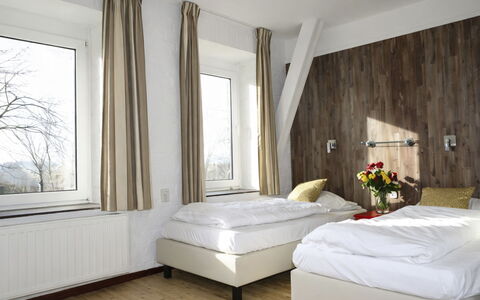 Bungalowpark Landsrade: Letto, Camera Da Letto, Legna, Mobilia, Bedding, Interior Design, Lenzuolo, Telaio Del Letto, Pavimento, Pavimentazione