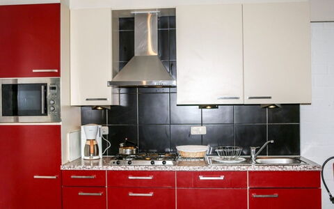 Bungalowpark Landsrade: Cucina, Elettrodomestico Da Cucina, Apparecchio Major, Cabinetry, Controsoffitto, Cucina Stufa, Pavimentazione, Stufa, Mobilia, Credenza