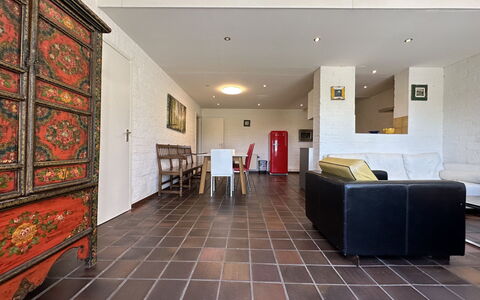 Bungalowpark Landsrade: Cornice, Sala, Pianta Della Casa, Pavimentazione, Pavimento, Immobiliare, Legna, Soggiorno, Divano