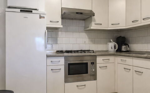 Bungalowpark Landsrade: Elettrodomestico Da Cucina, Cucina, Controsoffitto, Cabinetry, Apparecchio Major, Elettrodomestico, Stufa, Pavimentazione, Cucina Stufa, Interior Design