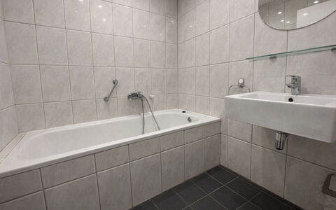 Bungalowpark Landsrade: Bagno, Pavimentazione, Idraulico Fixture, Parete, Pavimento, Vasca Da Bagno, Interior Design, Idraulico, Rubinetto, Piastrella