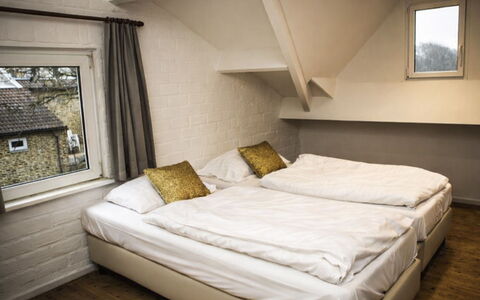 Bungalowpark Landsrade: Camera Da Letto, Parete, Letto, Pavimento, Legna, Bedding, Pavimentazione, Lenzuolo, Interior Design, Camera