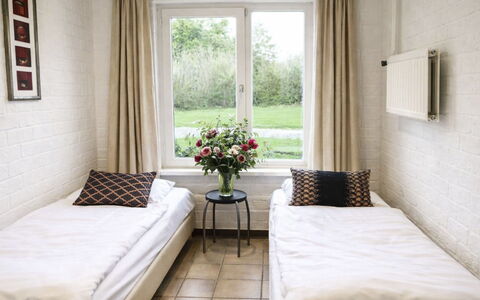 Bungalowpark Landsrade: Letto, Camera Da Letto, Pavimento, Bedding, Interior Design, Pavimentazione, Mobilia, Lenzuolo, Telaio Del Letto, Camera