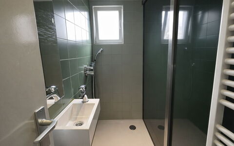 Bungalowpark Landsrade: Bagno, Idraulico Fixture, Pavimentazione, Pavimento, Interior Design, Idraulico, Rubinetto, Lavandino Del Bagno, Lavello, Gabinetto