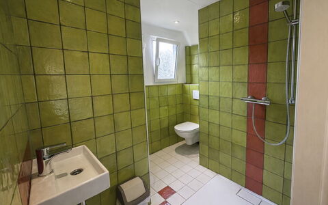 Bungalowpark Landsrade: Parete, Pavimentazione, Idraulico Fixture, Bagno, Pavimento, Interior Design, Lavandino Del Bagno, Idraulico, Rubinetto, Lavello