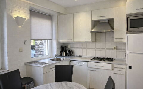 Bungalowpark Landsrade: Mobilia, Cucina, Controsoffitto, Interior Design, Elettrodomestico Da Cucina, Apparecchio Major, Pavimentazione, Soffitto, Pavimento, Cabinetry