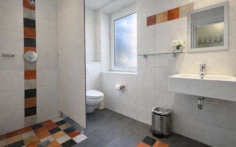 Bungalowpark Landsrade: Pavimentazione, Interior Design, Pavimento, Soffitto, Idraulico Fixture, Bagno, Materiale Composito, Gabinetto, Piastrella, Toilet Seat