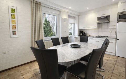 Bungalowpark Landsrade: Mobilia, Interior Design, Pavimentazione, Legna, Pavimento, Cucina & Sala Da Pranzo Tavolo, Tavolo, Illuminazione, Sala Da Pranzo, Sedia
