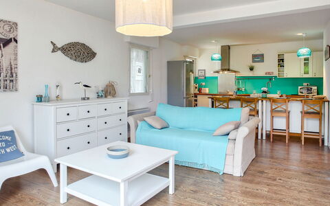 Cantegrit: Mobilia, Proprietà, Divano, Blu, Tavolo, Azzurro, Cornice, Mensola, Interior Design, Decorazione
