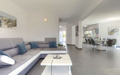 Villa Gocci: Tavolo, Mobilia, Divano, Cornice, Interior Design, Costruzione, Pavimentazione, Pavimento, Soggiorno