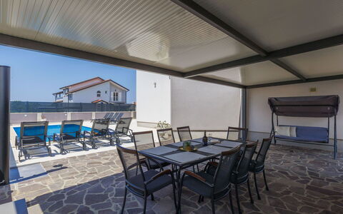Villa Gocci: Tavolo, Sedia, Shade, Cielo, Costruzione, Legna, Pavimento, Pavimentazione, Mobili Da Esterno, Casa