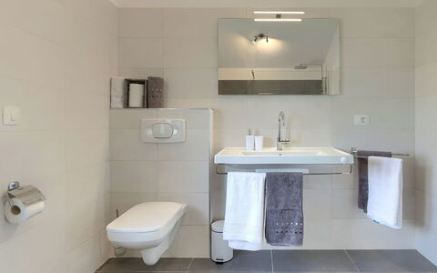 Villa Gocci: Specchio, Idraulico Fixture, Rubinetto, Lavello, Proprietà, Lavandino Del Bagno, Costruzione, Mobiletto Del Bagno, Bagno, Viola