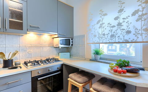 Tea: Cabinetry, Proprietà, Controsoffitto, Mobilia, Cucina, Tavolo, Cucina Stufa, Elettrodomestico Da Cucina, Interior Design, Arancia