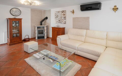 Aleksandra: Proprietà, Soggiorno, Camera, Mobilia, Interior Design, Pavimento, Costruzione, Immobiliare, Casa, Divano