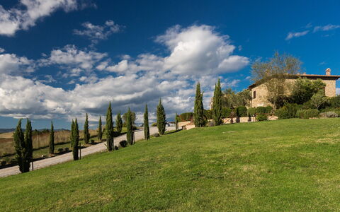 Appartamento Il Nido Di Giulia: Cielo, Natura, Nube, Paesaggio Naturale, Erba, Giorno, Verde, Albero, Pascolo, Proprietà