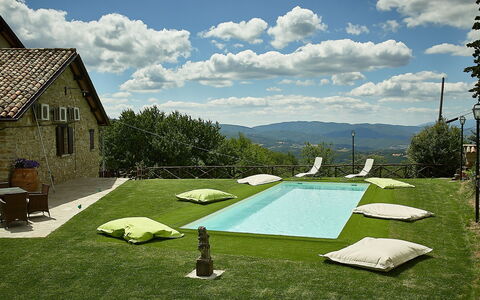 Villa Umbra: Proprietà, Erba, Paesaggio Naturale, Casa, Piscina, Immobiliare, Casa, Albero, Tempo Libero, Costruzione