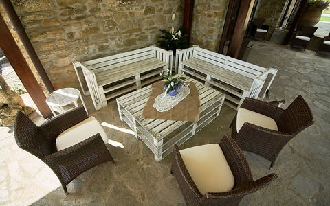 Villa Umbra: Mobilia, Camera, Interior Design, Tavolo, Architettura, Tavolino Da Caffè, Soggiorno, Design, Pavimento, Sedia
