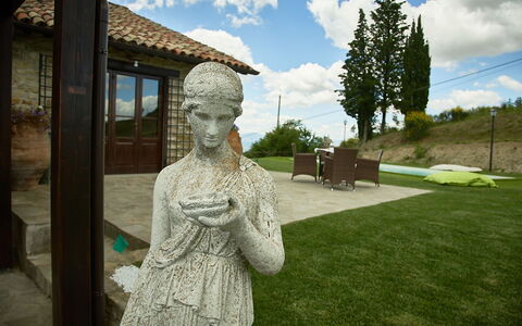 Villa Umbra: Statua, Scultura, Erba, Cielo, Stone Carving, Giardino, Arte, Monumento, Albero, Casa
