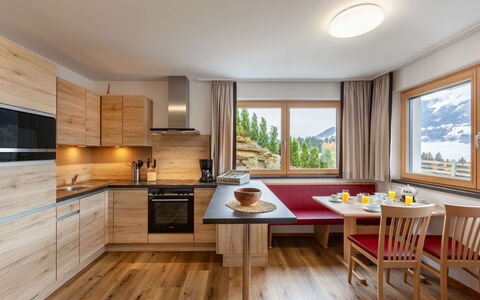 Birgit: Mobilia, Pavimento In Legno, Controsoffitto, Camera, Interior Design, Proprietà, Pavimento, Cucina, Cabinetry, Costruzione