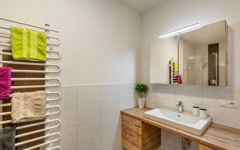 Birgit: Bagno, Camera, Proprietà, Interior Design, Piastrella, Pavimento, Parete, Mobilia, Costruzione, Casa