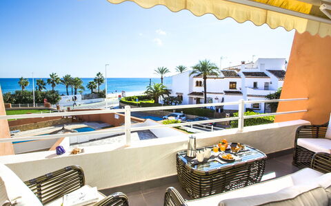 Deltamar: Acqua, Costruzione, Cielo, Proprietà, Piscina, Finestra, Azzurro, Pianta, Interior Design, Condominio